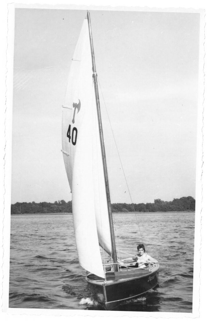 alte Aufnahme eines Segelschiffs auf dem Gudelacksee in Lindow (Mark)